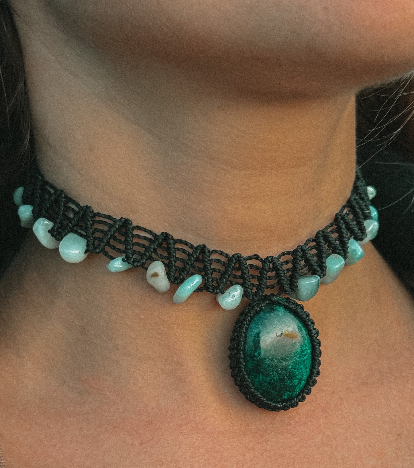Choker negro macramé con Crisocola y cuarzo verde