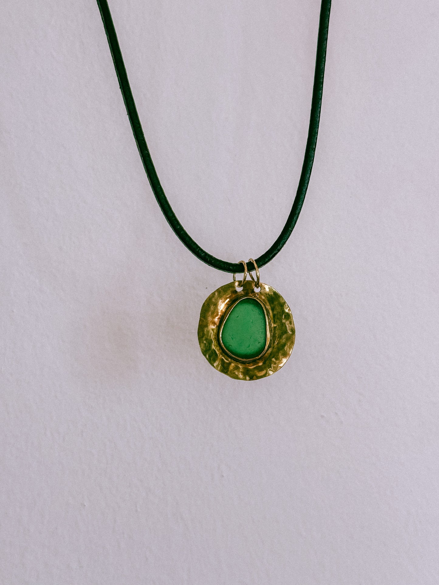 Colgante de bronce calado con sea glass verde