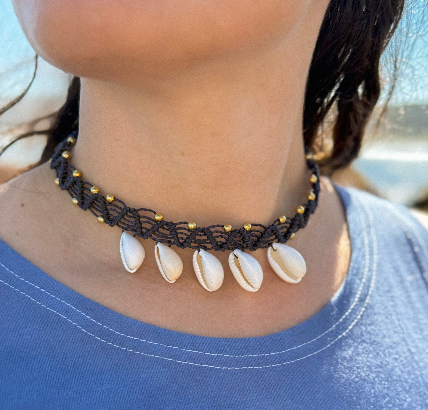 Choker azul marino de Macramé con Conchitas