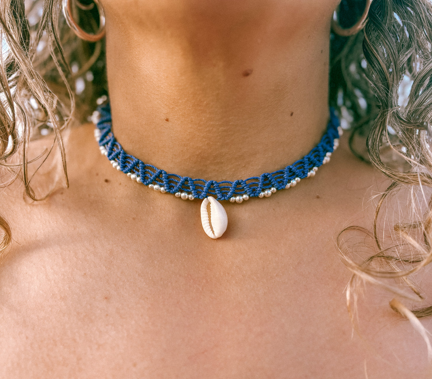Choker India azul eléctrico de Macramé con Conchita