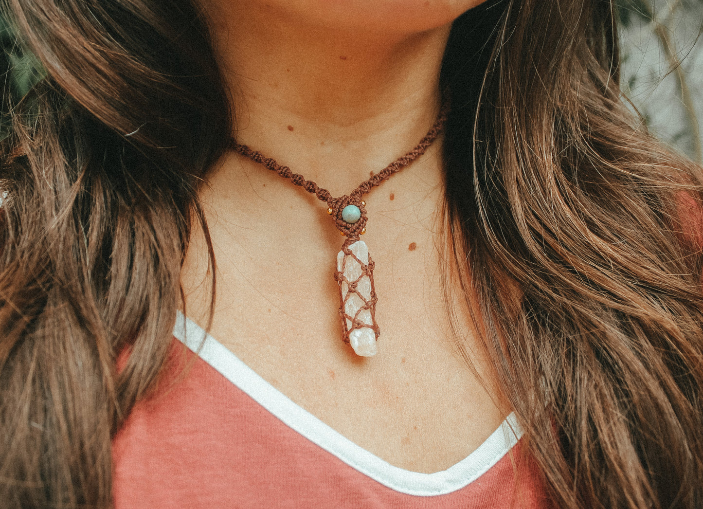 Collar ajustable red café con Selenita y Amazonita