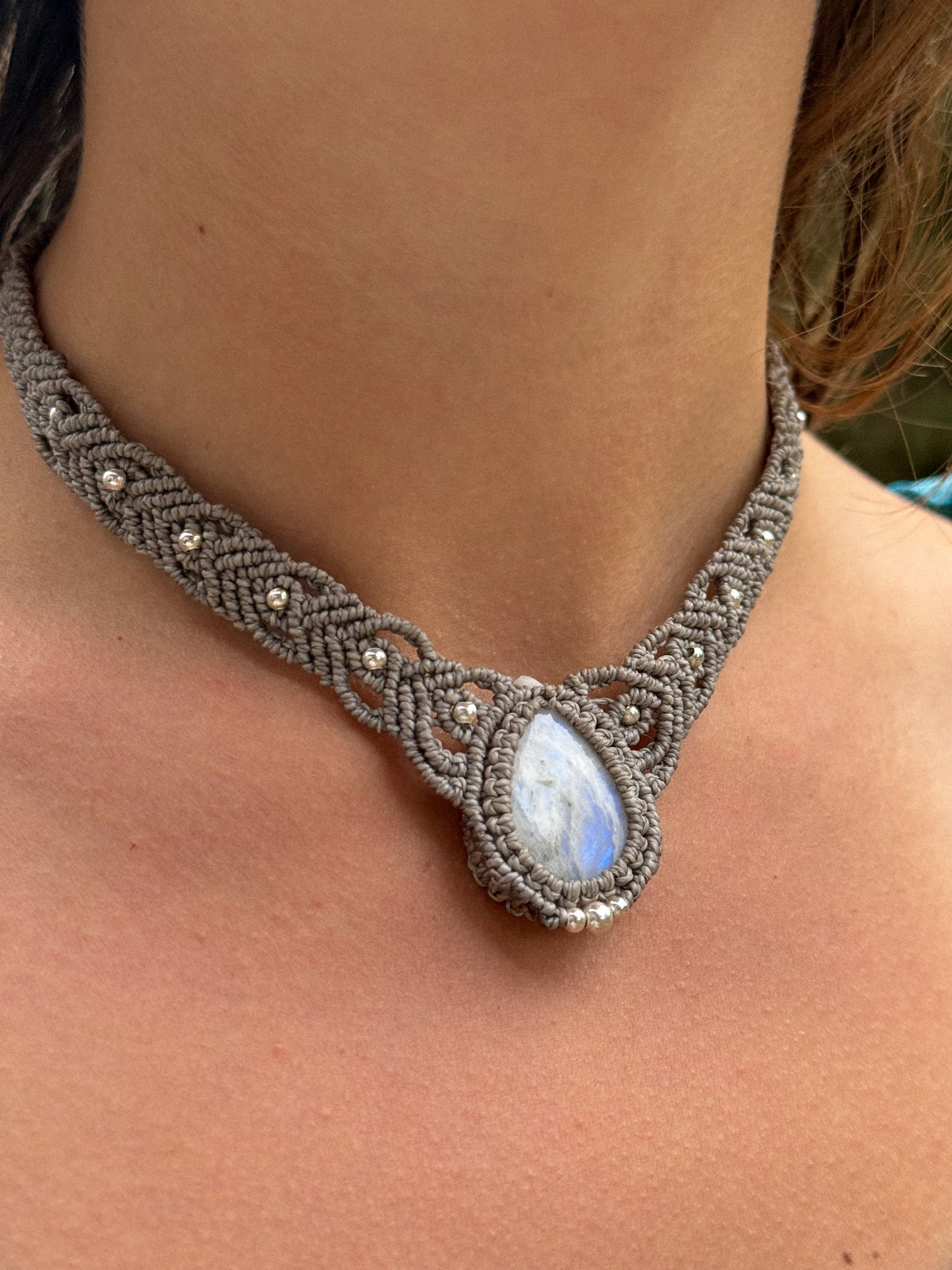 Gargantilla de macramé gris con Piedra Luna