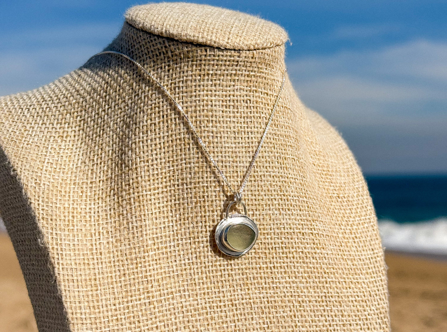 Colgante calado con sea glass transparente