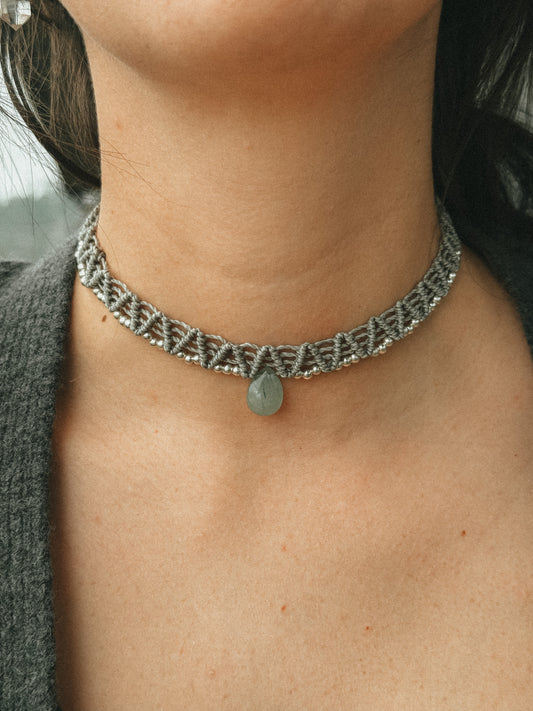 Choker India gris de Macramé con Jade