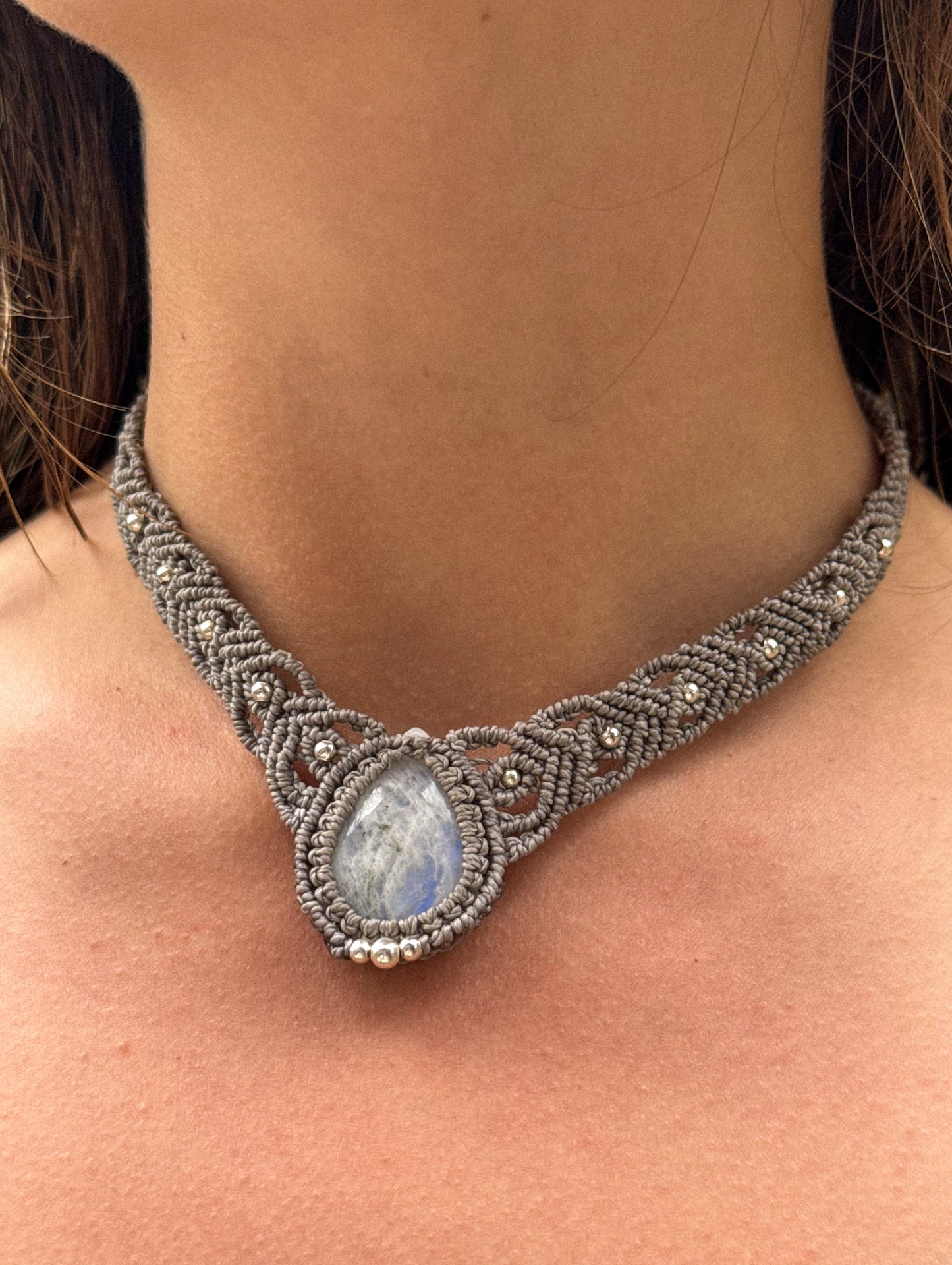 Gargantilla de macramé gris con Piedra Luna