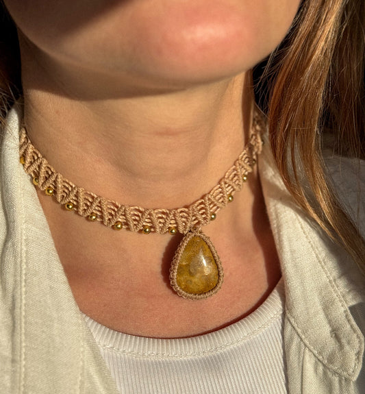 Choker beige con Coral Fosilizado