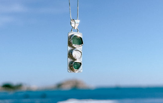 Colgante Placa de sirena con opérculo y seaglass 2