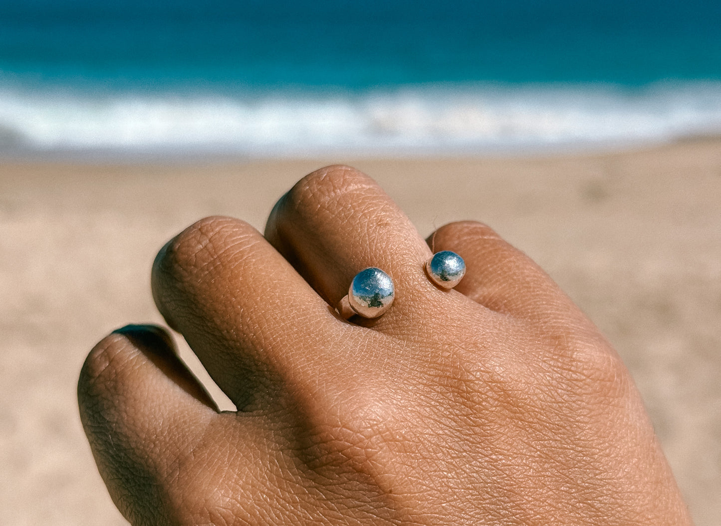 Anillo bolas con banda ancha martillada