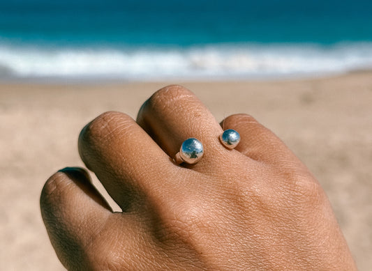 Anillo bolas con banda ancha martillada