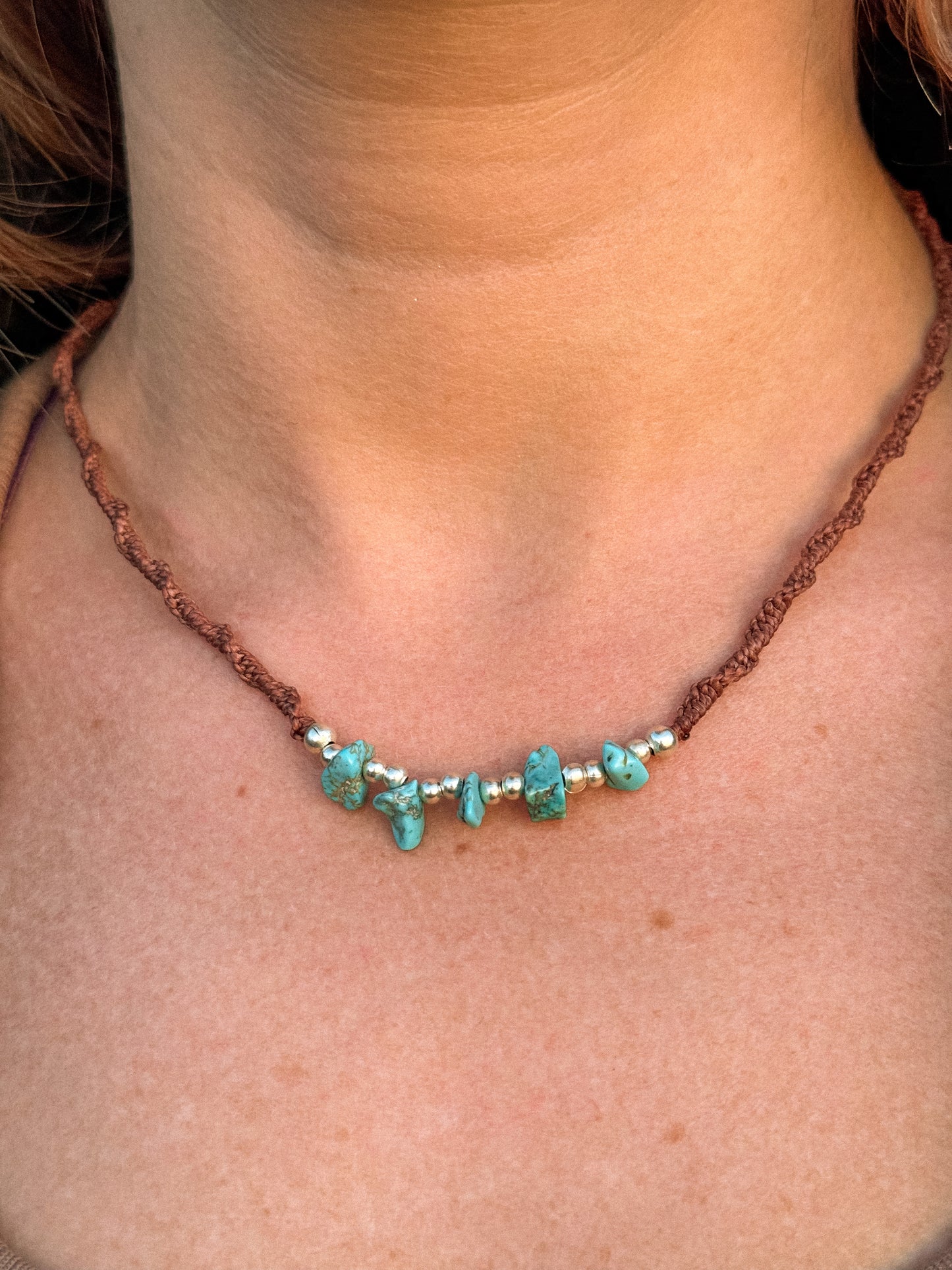 Collar café ajustable con Turquesas