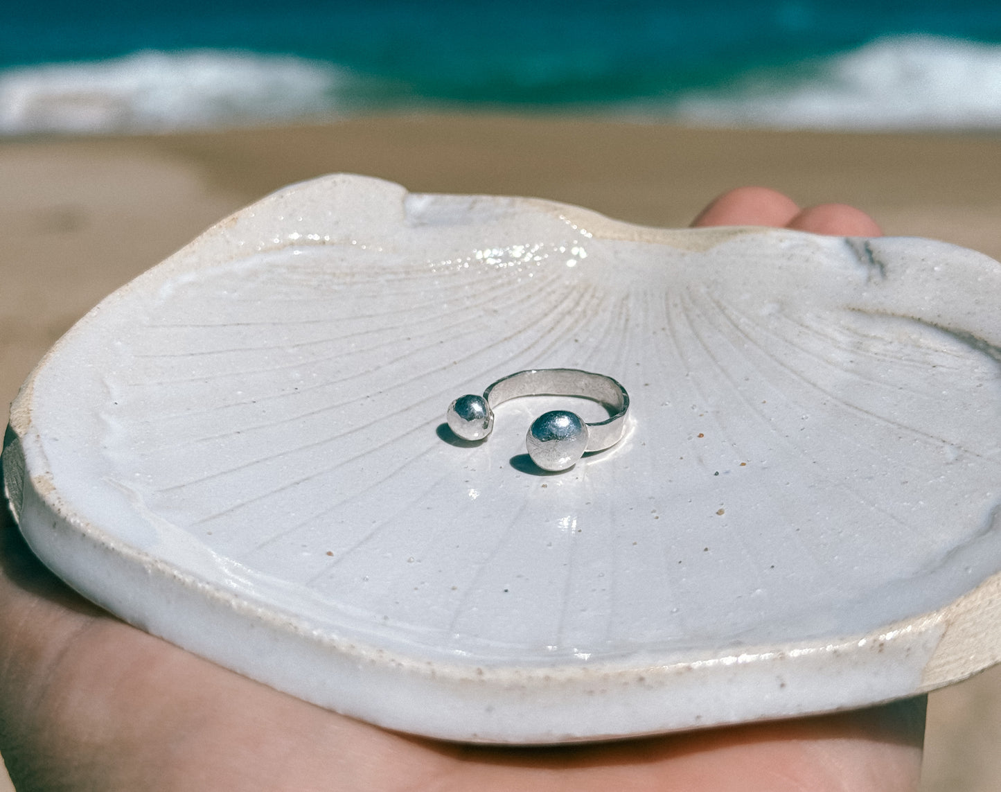 Anillo bolas con banda ancha martillada