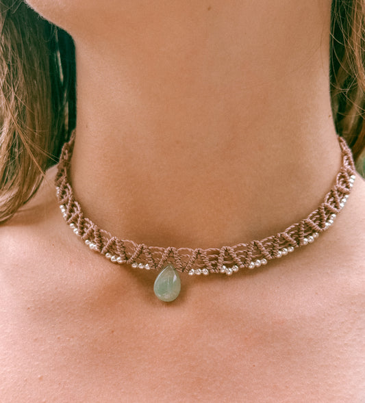 Choker India malva de macramé con Jade