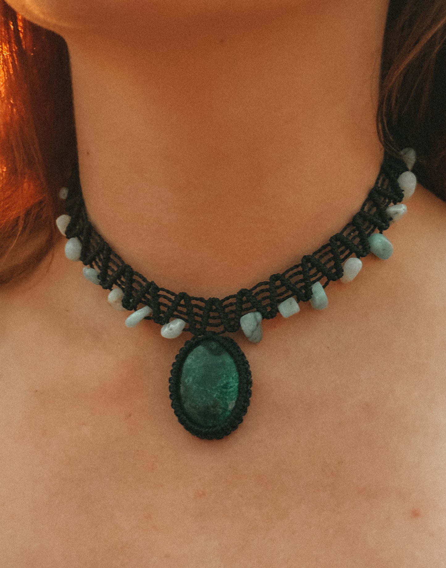 Choker negro  macramé con Crisocola y cuarzo verde