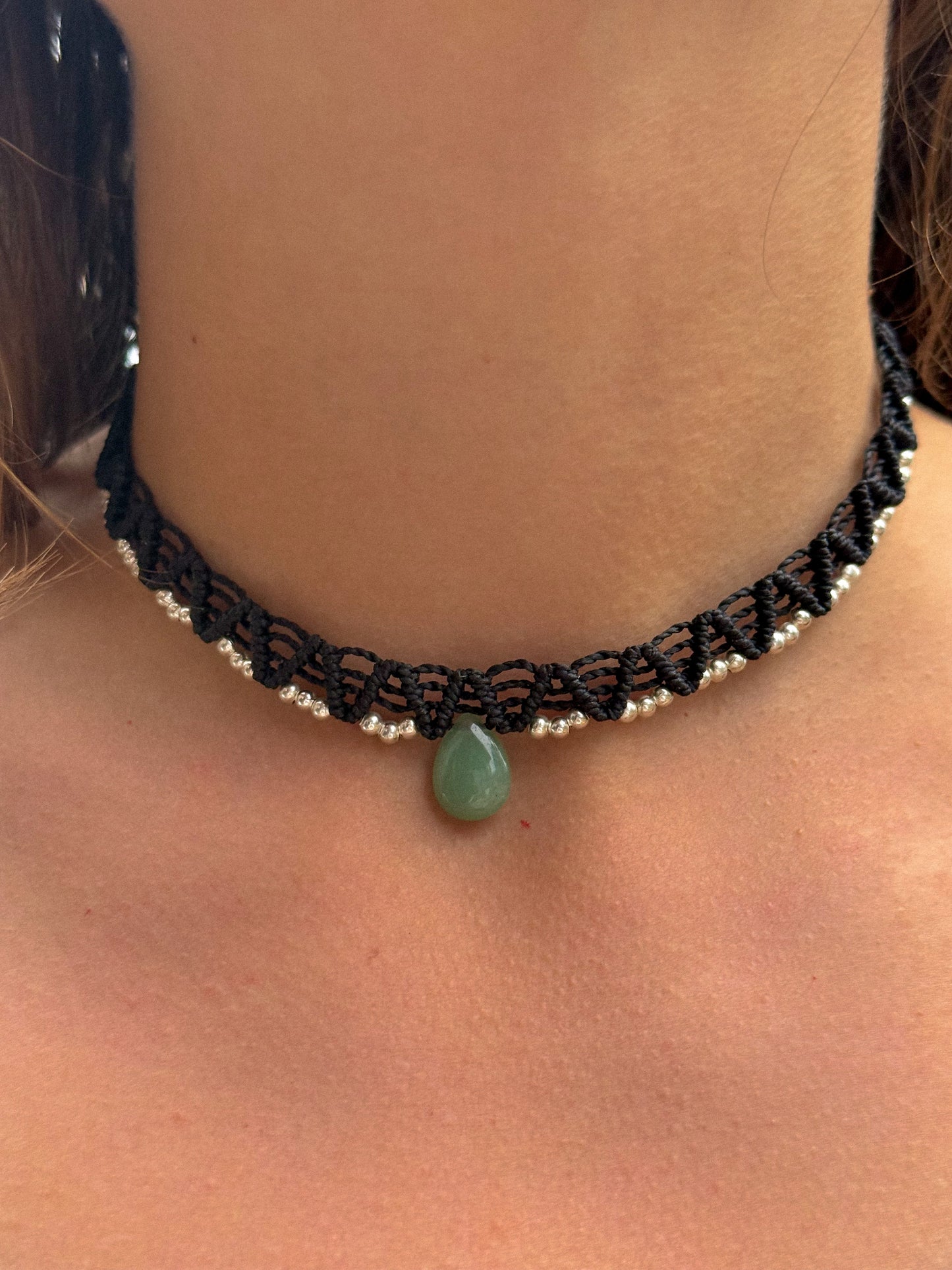 Choker India negro de macramé con Jade