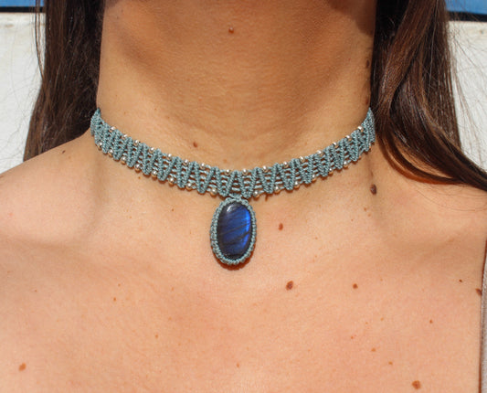 Choker gris perla con Labradorita azul