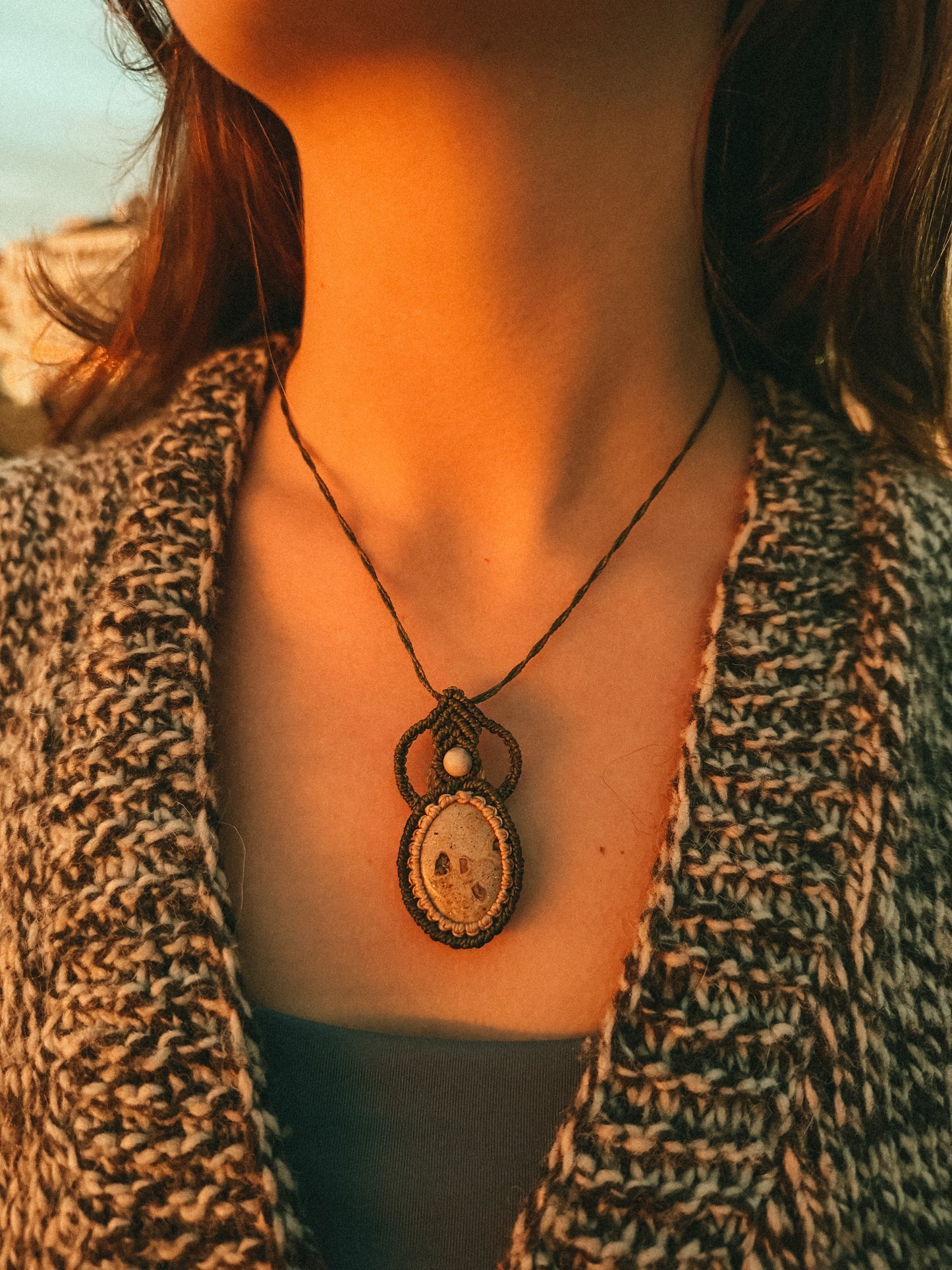 Collar ajustable de macramé con Leopardita