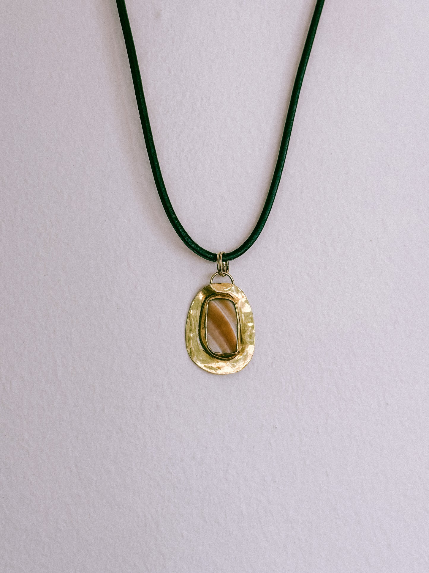 Colgante de bronce con chip de conchita