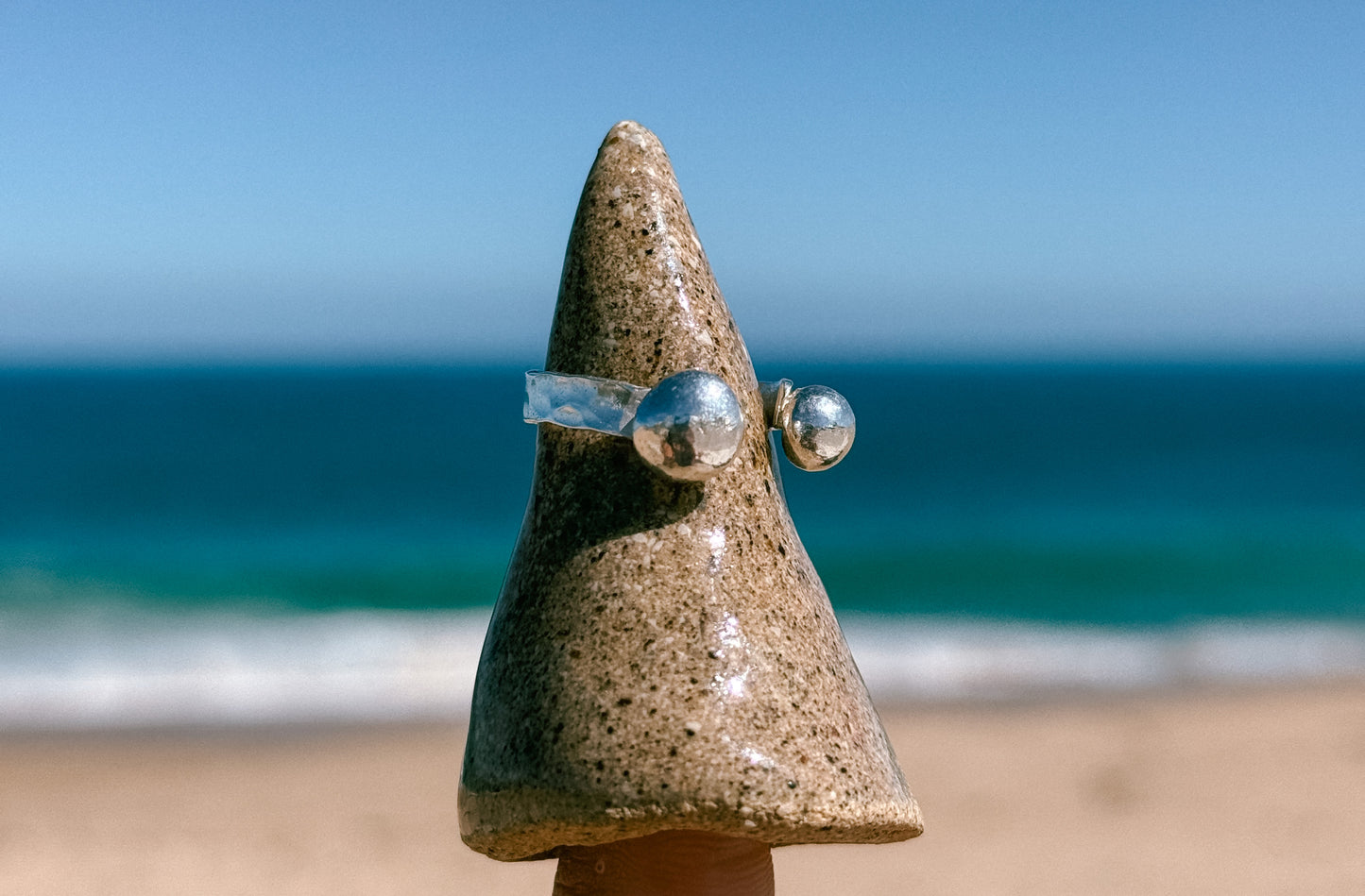 Anillo bolas con banda ancha martillada