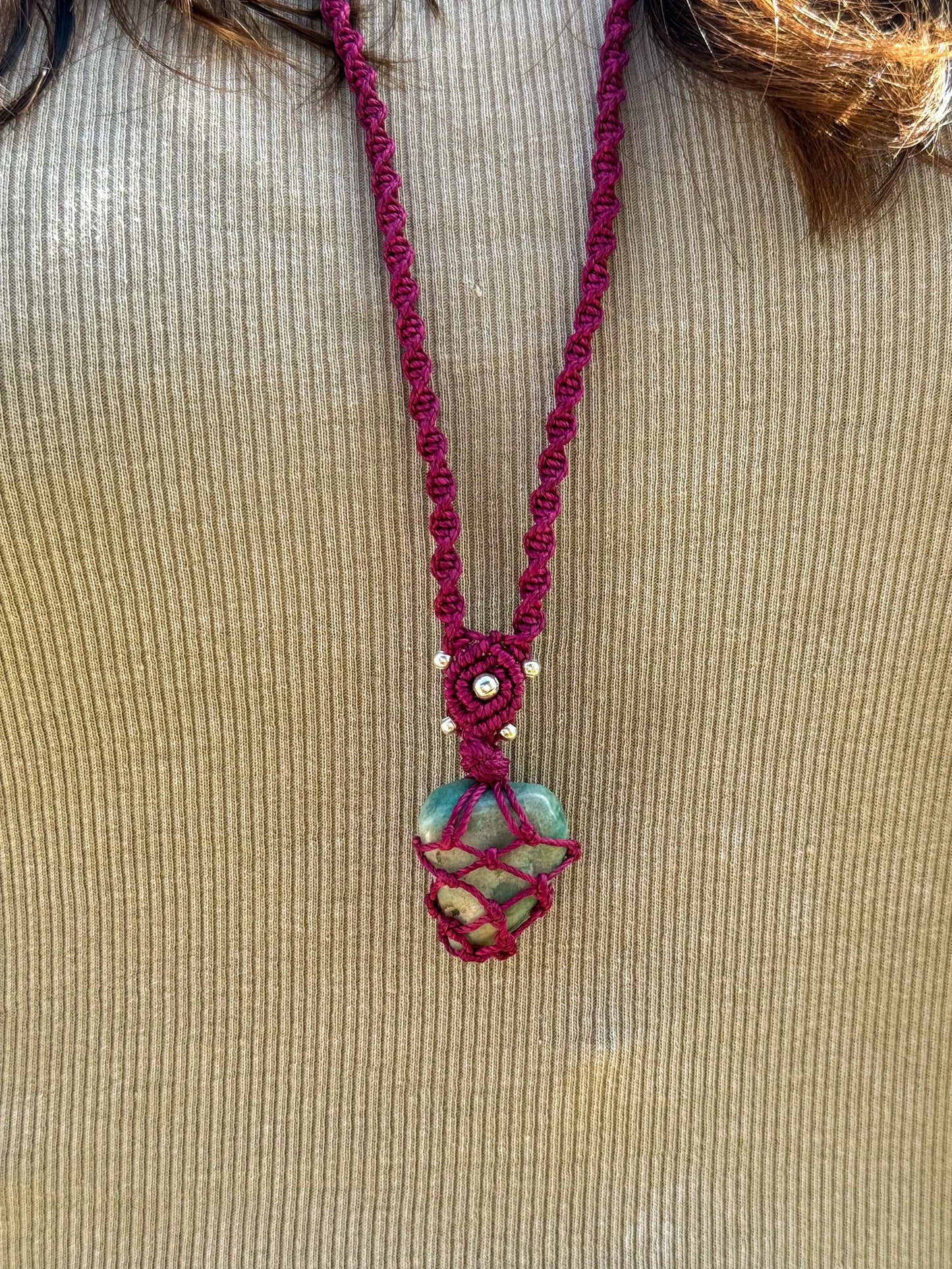 Collar “Red” burdeo con Amazonita