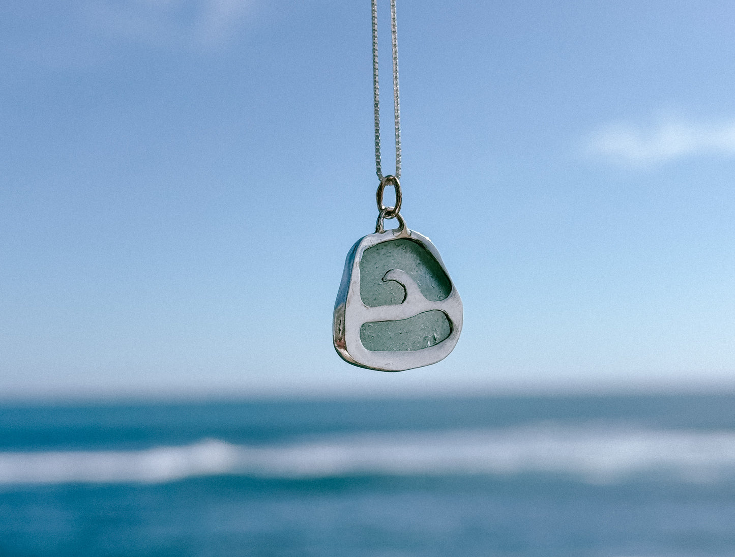 Medallita de olita calada con sea glass