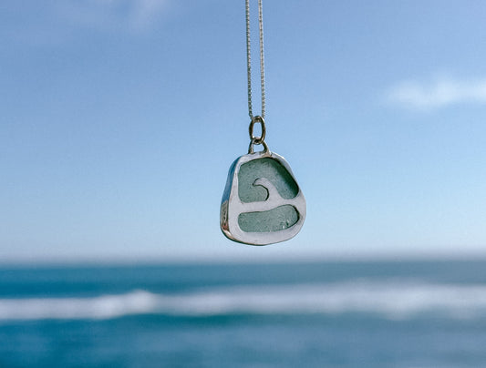 Medallita de olita calada con sea glass