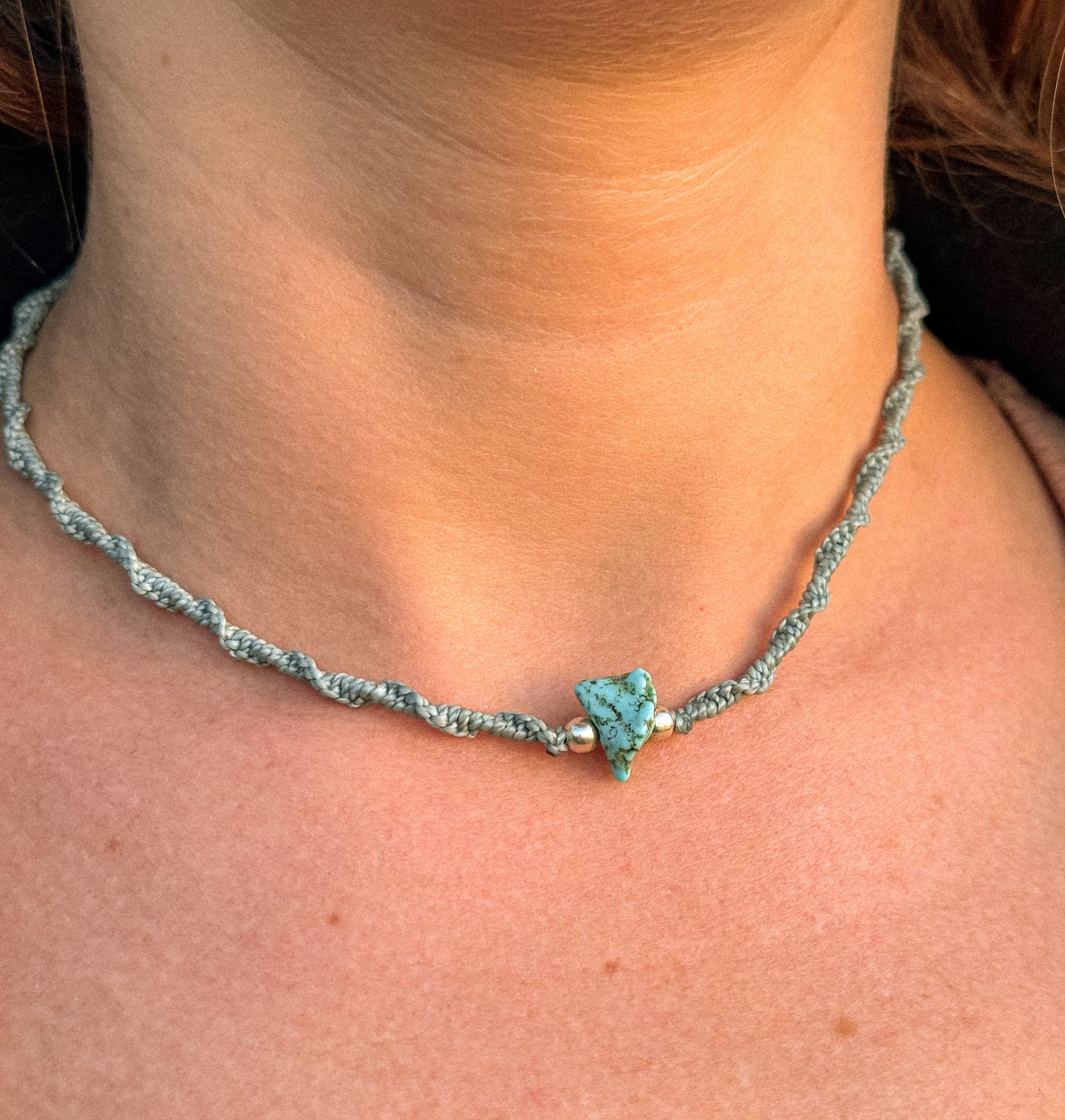 Collar gris perla ajustable con Turquesa