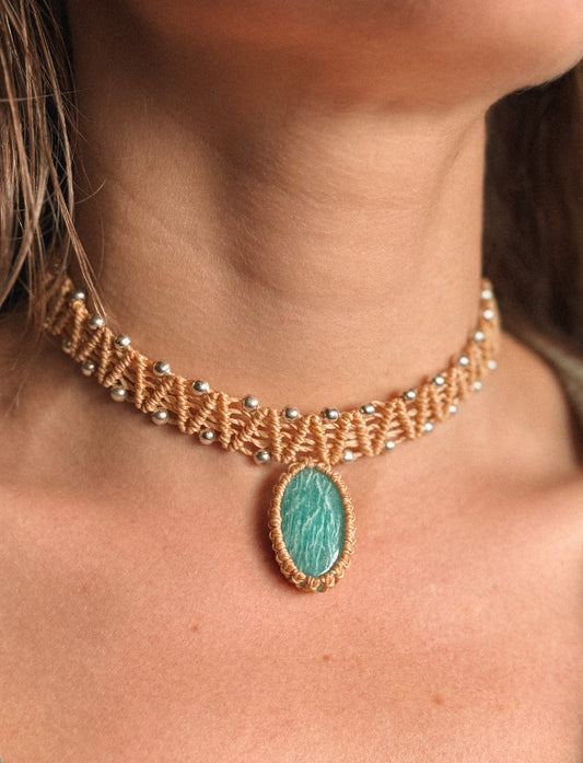 Choker de macramé beige con Amazonita
