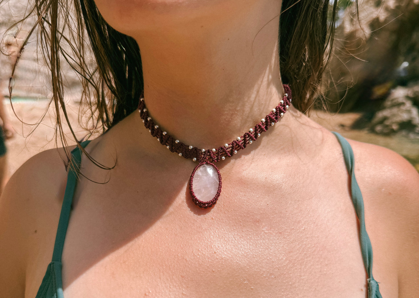 Choker burdeo con Cuarzo rosa
